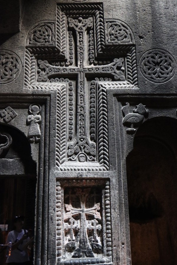 성모교회로 들어가는 통로문 위 조각: 왼쪽에 성직자 오른쪽에 사이렌 조각이 보인다.