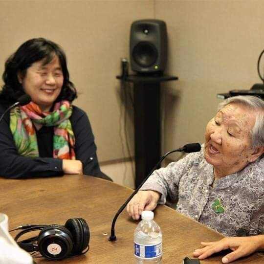 2017년 10월 길원옥 할머니가 윤 의원과 함께 LA 방문 중 라디오 생방송에 출연해 노래 부르시는 모습. 
