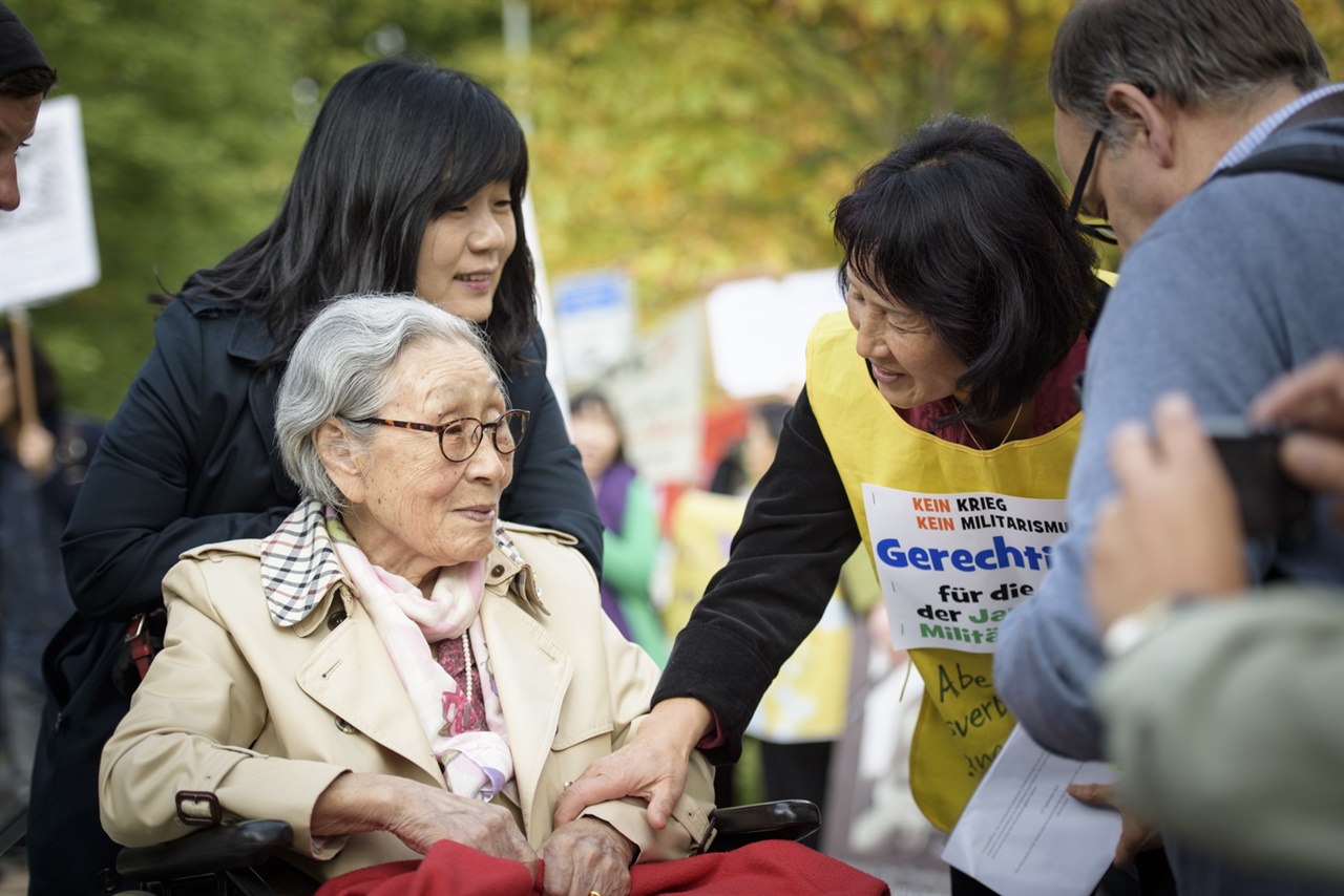 2015년 9월 독일 베를린 주재 일본 대사관 앞에서 집회할 당시 김복동 할머니와 윤 의원
 