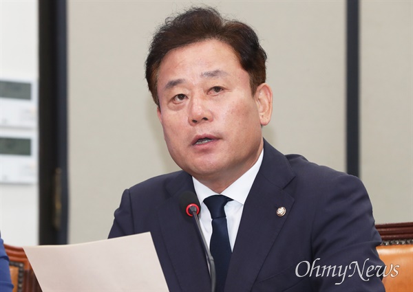 송갑석 더불어민주당 최고위원이 25일 서울 여의도 국회에서 열린 최고위원회의에서 사퇴의 변을 밝히고 있다.
