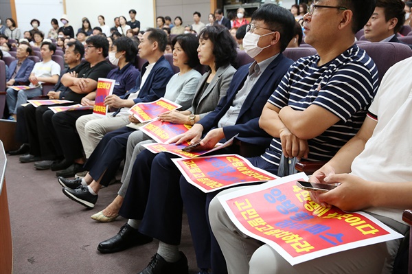 양방향 나들목 개설을 요구하는 주민들은 ‘4만명이 살 곳이다. 고민 말고 개설하라’는 문구가 적힌 펼침막을 들고 간담회에 참석했다. [엄아현 기자]