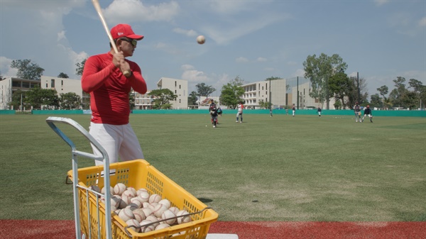 라오스 야구국가대표 김현민 라오스 야구국가대표님 감독과 선수들이 훈련을 하고 있다.