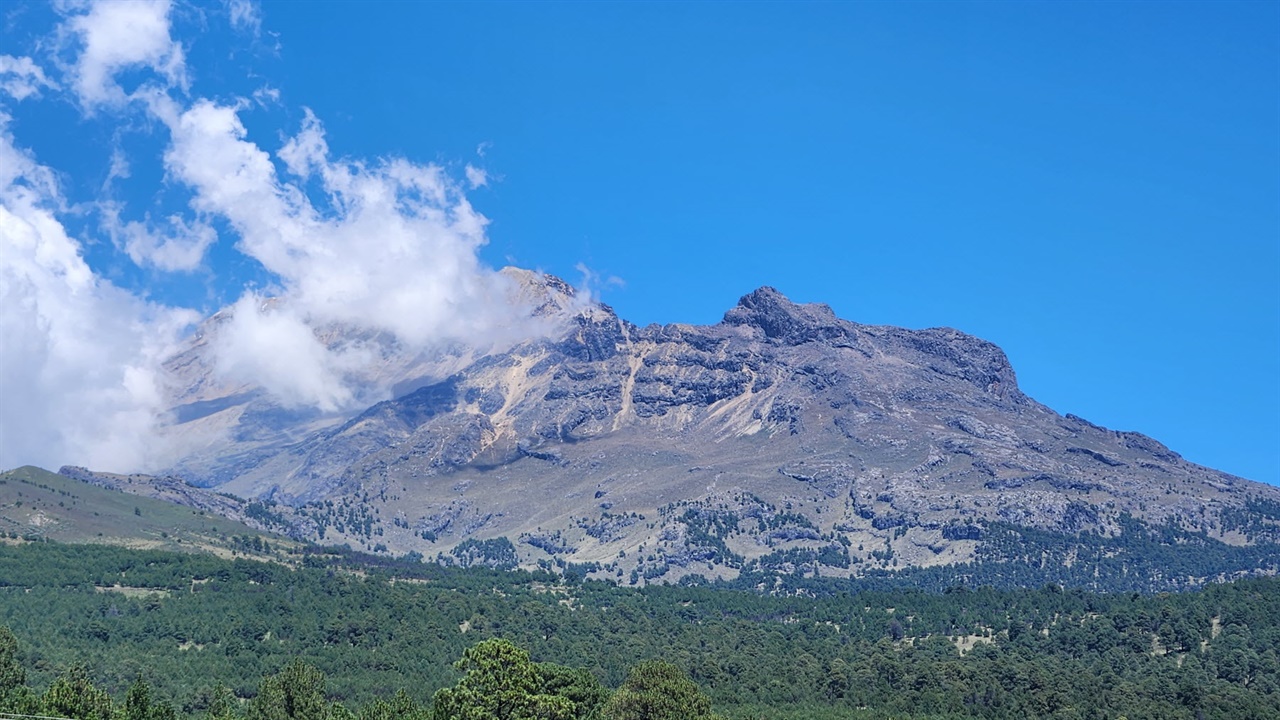 긴 산 능선 모양이 반듯하게 누워있는 여성 형상의 이스타시와틀(Iztaccihuatl)산