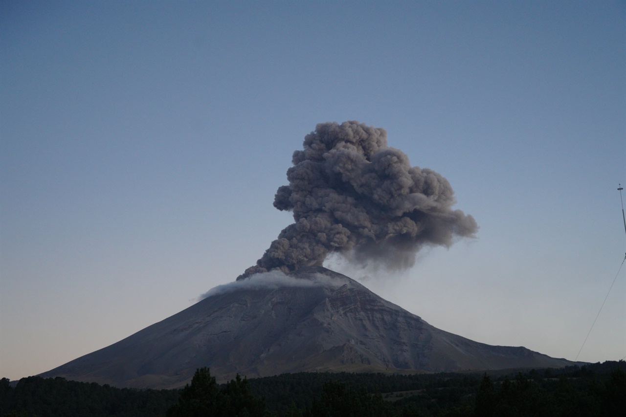 활발한 활동을 하고있는 포포카테페틀 화산은 최근들어 가스와 화산재를 뿜어내는 경우가 많아졌다.