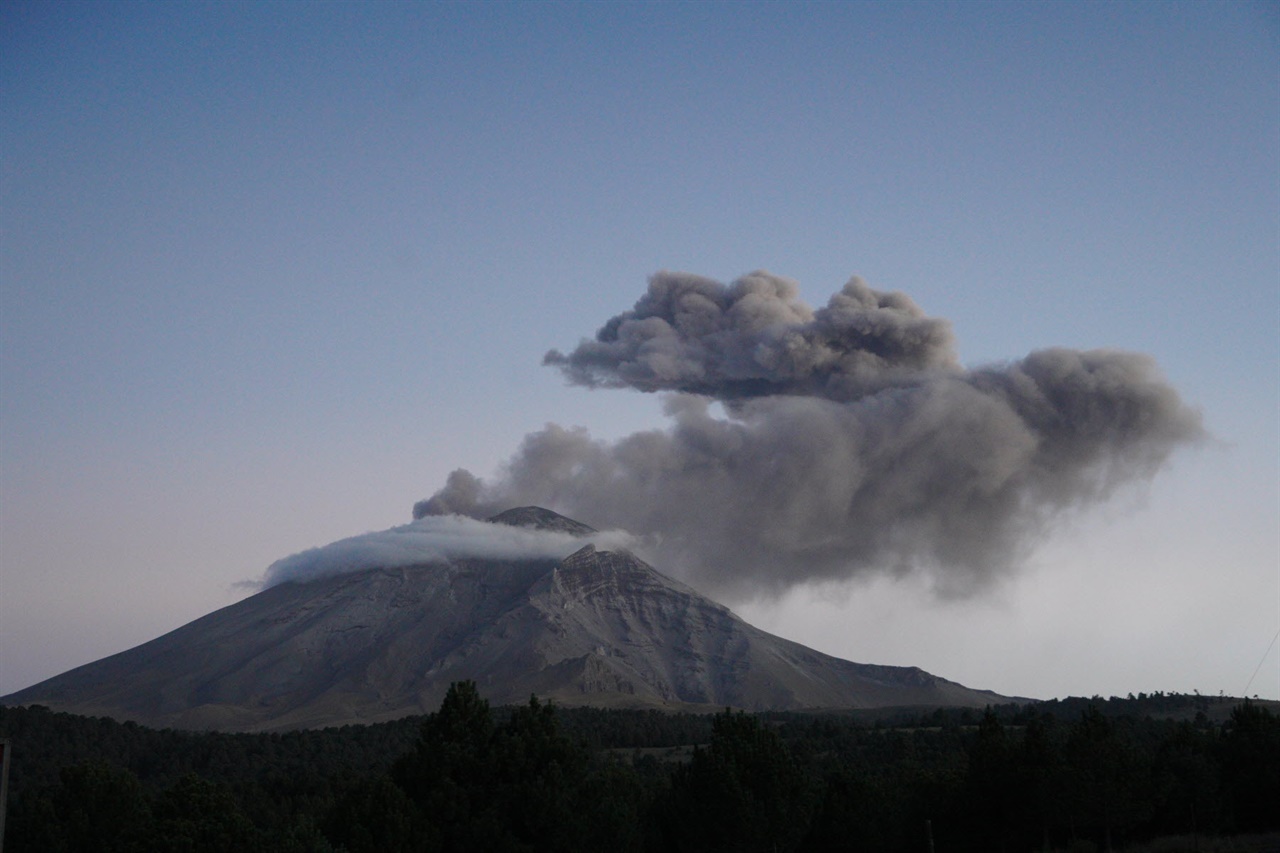 수시로 분화가 일어나고 있는 포포카테페틀 화산은 산 아래 인근지역이 인구밀도가 높은 곳으로 때때로 화산재의 피해를 입기도한다. 
