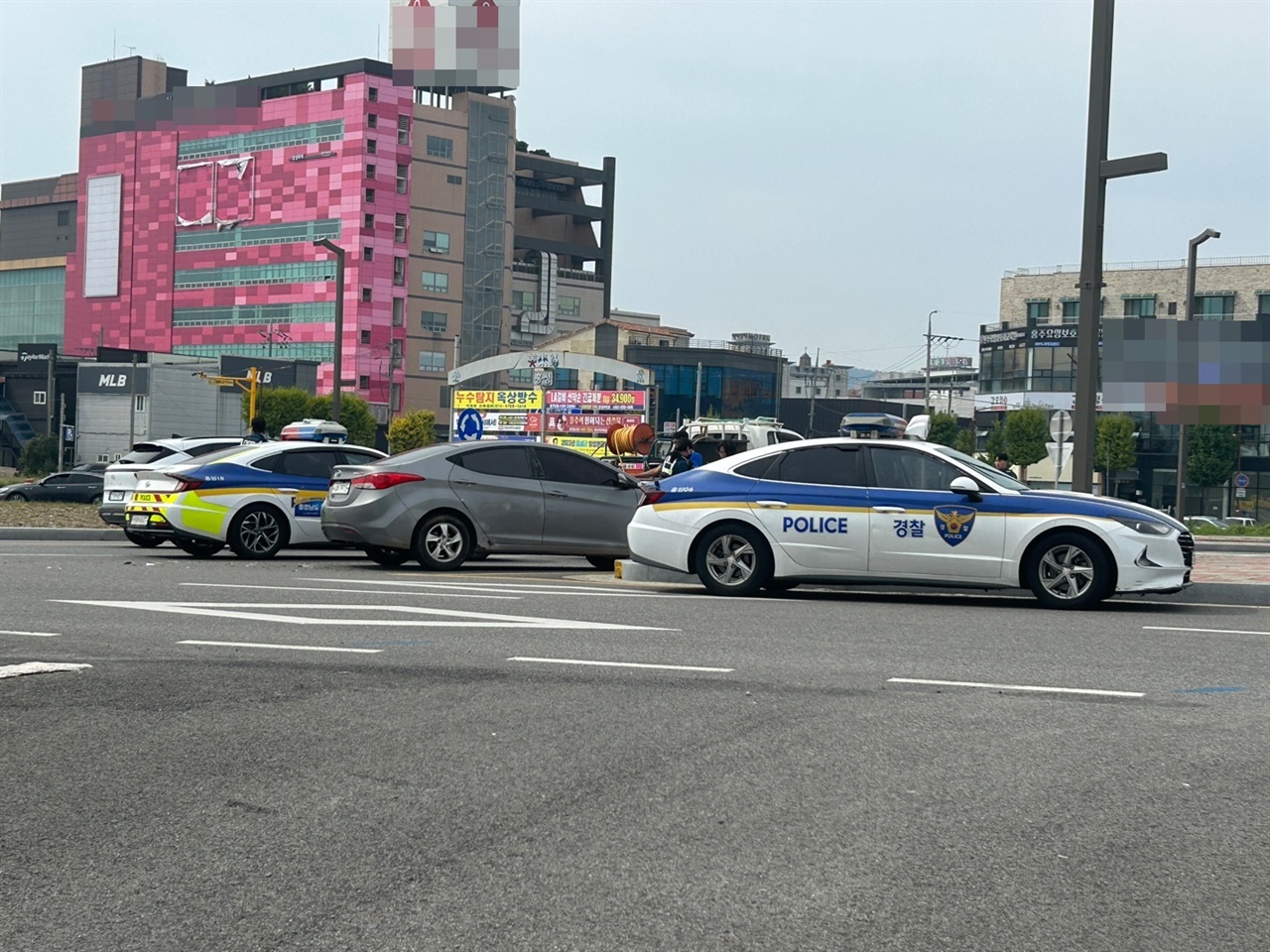 지난 23일 오전에도 교차로에서 사고가 발생하면서, 경찰이 주변 도로에 대해 교통정리를 하고 있다. 