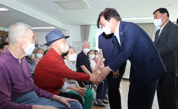  박완수 경남도지사, 25일 합천 원폭피해자 위령각 참배와 복지회관 방문.