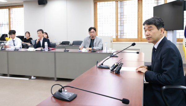  3일 오후 교육부가 연 '교권회복 및 보호 강화를 위한 현장교사와의 대화'에 이주호 장관이 나타나 호소문을 읽었다. 