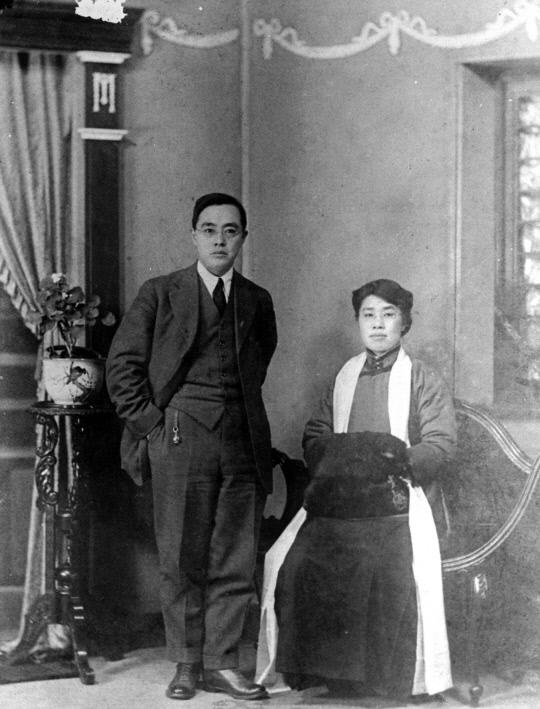 김규식, 김순애는 1919년 1월 19일, 중국 남경에서 간단한 혼인서약과 사진 한 장으로 조촐한 결혼식을 올렸다. 열흘 후 상해를 거쳐 김규식은 파리강화회의로 떠났고, 김순애는 국내로 밀파되어 독립운동에 나섰다.