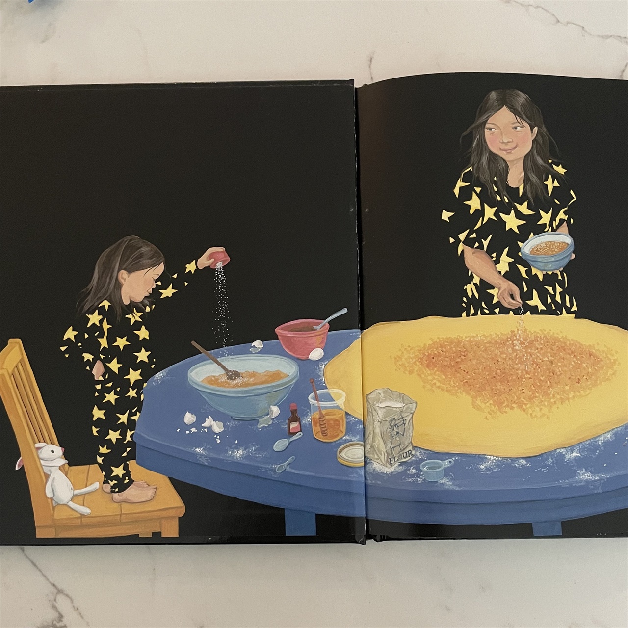 작가 그레이스 린(Grace Lin) 의 A Big Mooncakge for Little Star 의 한 장면으로 엄마와 딸아이가 월병을 만들고 있다. 