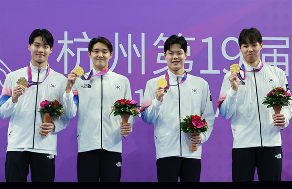 금메달과 함께 황선우(왼쪽부터), 김우민, 이호준, 양재훈가 25일 중국 항저우 올림픽 스포츠센터 수영장에서 열린 2022 항저우 아시안게임 수영 이틀째, 남자 800m 계영 결승에서 금메달을 획득한 뒤 시상식에서 메달을 들어보이고 있다.