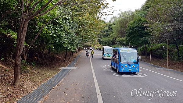  하늘공원을 오르는 맹꽁이 전동차.