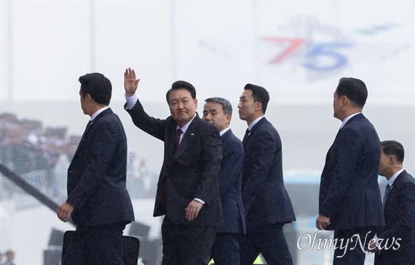 윤석열 대통령이 26일 오전 경기도 성남시 서울공항에서 열린 제75주년 국군의 날 기념식에 참석하고 있다.
