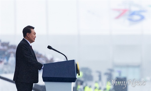 윤석열 대통령이 26일 오전 경기도 성남시 서울공항에서 열린 제75주년 국군의 날 기념식에서 기념사를 하고 있다.
