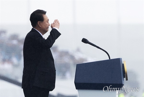 윤석열 대통령이 26일 오전 경기도 성남시 서울공항에서 열린 제75주년 국군의 날 기념식에서 거수경례를 하고 있다.