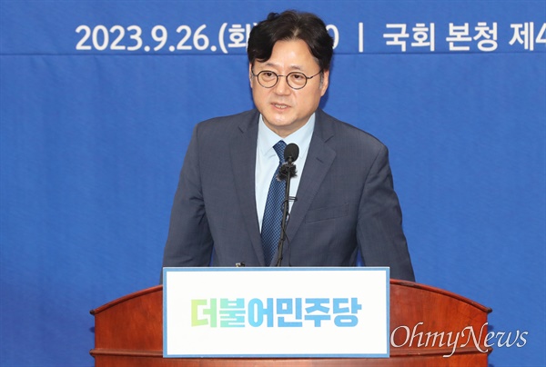 더불어민주당 신임 원내대표로 선출된 홍익표 의원이 26일 오후 서울 여의도 국회에서 열린 의원총회에서 당선 인사를 하고 있다. 