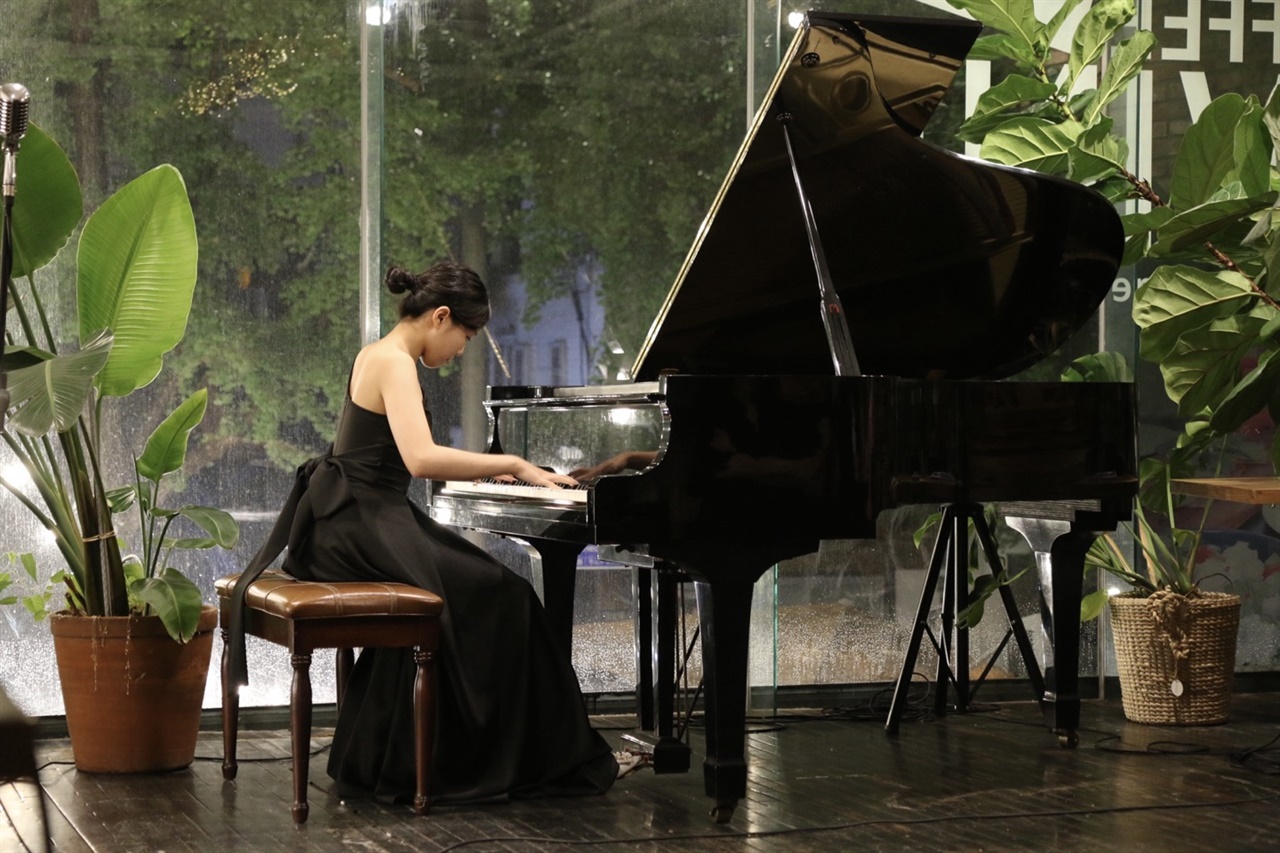 살롱 드 라플란드에서 연주하는 김재영 피아니스트
