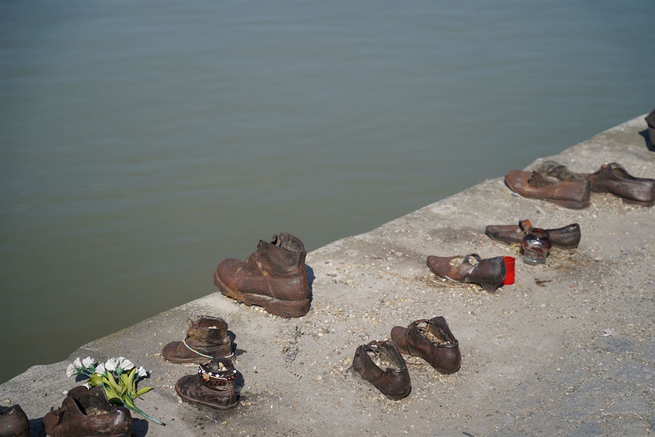 다뉴브 강변의 신발들