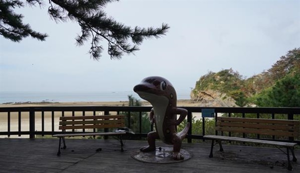 삼봉해변과 표롱이(태안해안국립공원사무소 깃대종 마스코트)