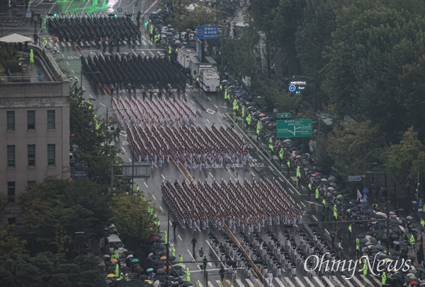 건군 75주년 국군의 날 기념행사가 26일 오후 서울 중구 세종대로 일대에서 진행되는 가운데 군장병들이 시가행진을 하고 있다.