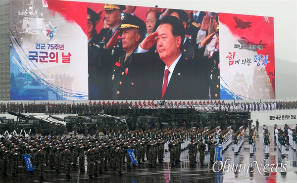 지난해 9월 26일 오전 경기 성남시 서울공항에서 열린 '건군 75주년 국군의 날 기념식'에서 윤석열 대통령이 국기에 대한 경례를 하고 있는 모습이 대형화면에 보이고 있다.