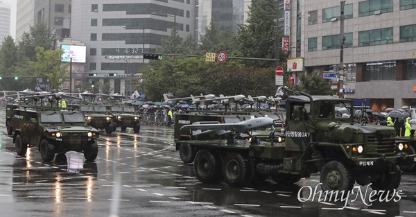  건군 75주년 국군의 날 기념행사가 2023년 9월 26일 오후 서울 중구 세종대로 일대에서 진행되는 가운데 무인체계 부대 군장병들이 시가행진을 벌이고 있다.