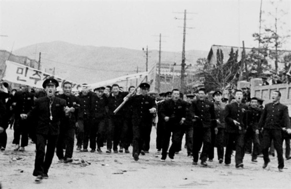1960년 4월 12일 마산공업고등학교 시위 학생들.