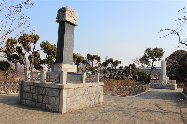 이상룡(근경) 허위(원경) 기념비