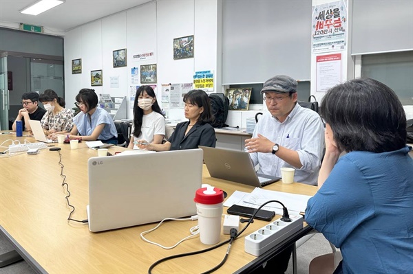 지난 14일 작가노조 준비위원회가 서울 중구 전국대리운전노동조합 사무실에서 '장르는 달라도, 우리는 모두 집필노동자입니다' 집담회를 열고 이야기를 나누고 있다.
