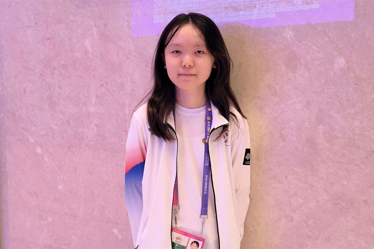  여자 체스에 출전해 '최연소 국가대표'에 이름을 올린 김사랑 선수. 가장 작은 단복을 맞췄다는데 살짝 헐렁한 것이 '포인트'다.