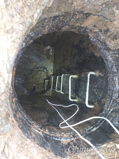 26일 오후 노동자 2명이 사망한 김해시 진영읍 오수관로 맨홀.