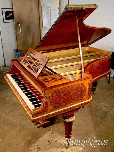 1910년 프랑스 Sebastian Erard가 제작한 Fortepiano.