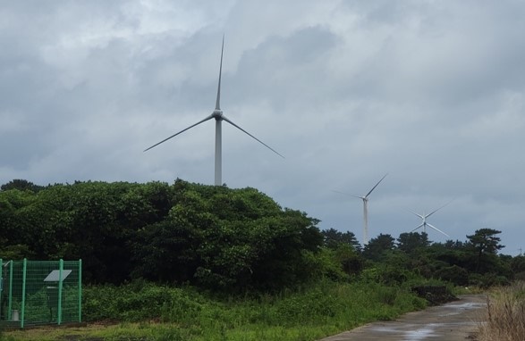 7월 18일 제주도 동쪽 구좌읍과 성산읍 일대에는 바람이 좀 불고 있는데도 풍력발전기들이 멈춰 서있는 곳이 많았다. 