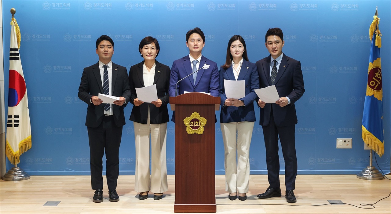 경기도의회 더불어민주당 대표단이 법원의 이재명 당대표 구속영장 기각 결정에 대해 환영 입장을 밝혔다.