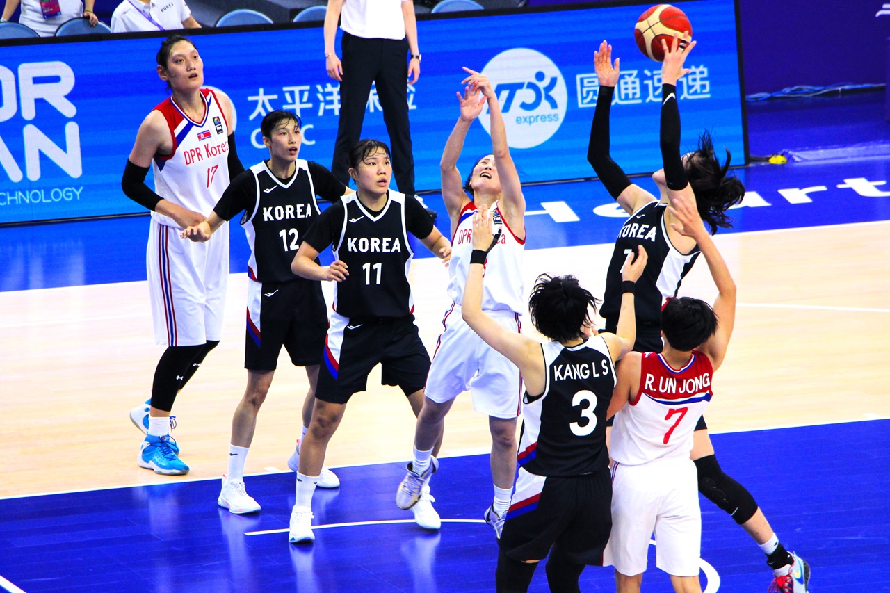  29일？항저우 스포츠 파크 체육관에서 열린 2022 항저우 아시안게임 대한민국과 북한의 여자 농구 경기에서 한국 선수들이 북한을 디펜스하고 있다.