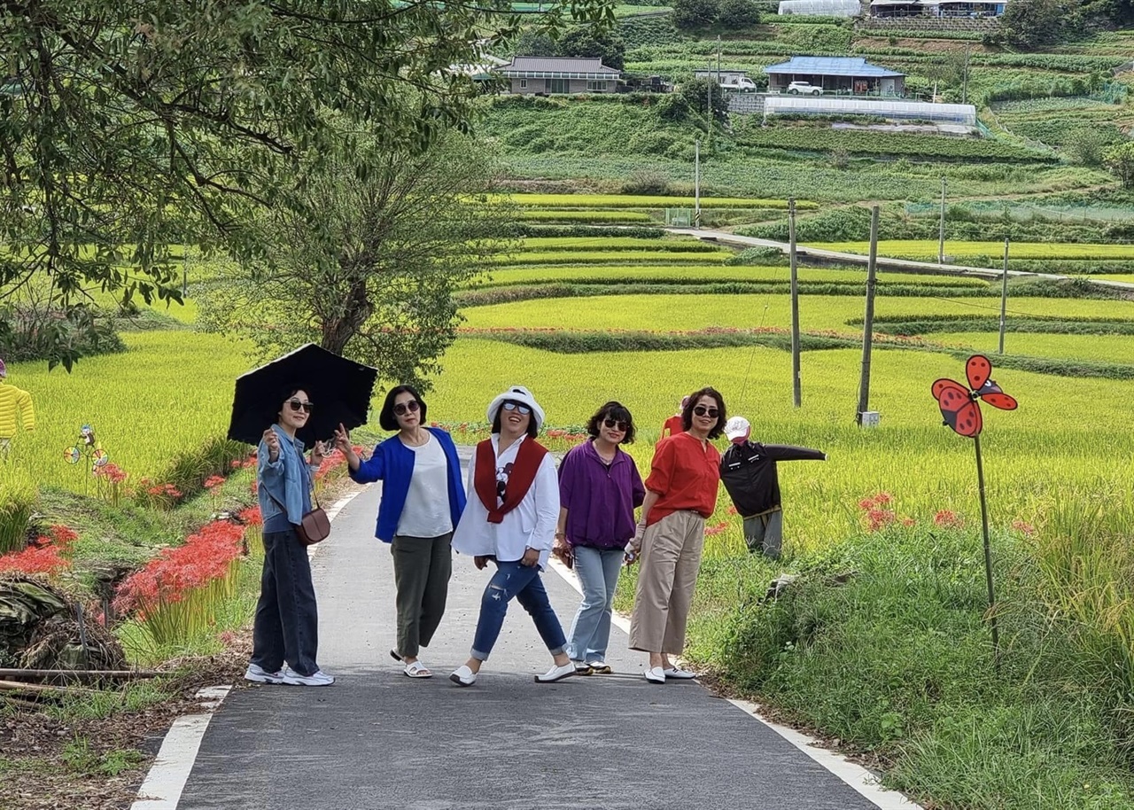홍성군 소새울 마을을 찾은 방문객들이 환하게 웃고 있다. 