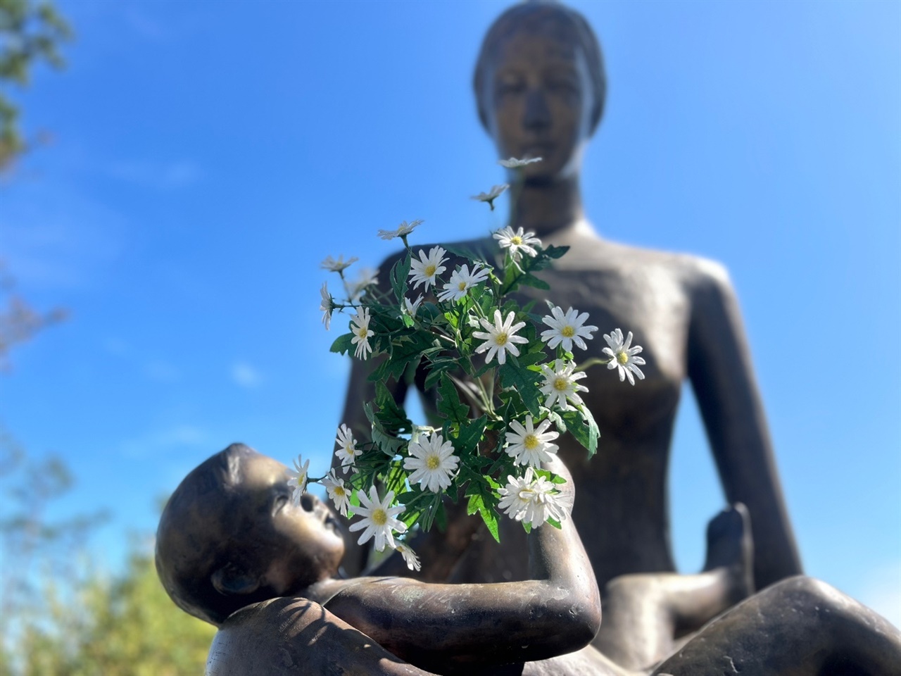 구절초는 ‘어머니의 사랑을 담은 꽃’이라는 꽃말을 가지고 있다. 그래서일까. 이곳 정상에는 어머니와 아들의 모자상이 조각되어 있다. 
