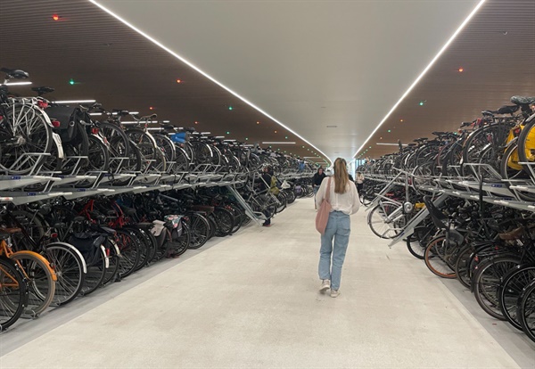 암스테르담 중앙역에 새로 생긴 자전거 주차장 모습. 
