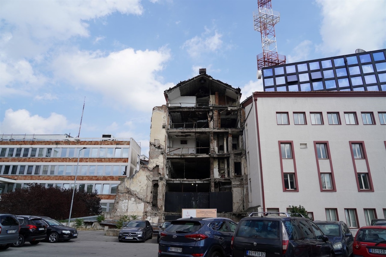 폭격으로 파괴된 세르비아 국영방송 건물