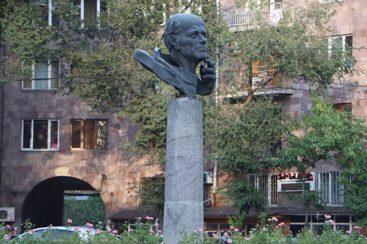사하로프 광장의 사하로프 동상
