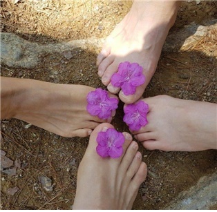 맨발 걷기를 하다가 꽃을 꽂고 지인들과 찍은 사진. 