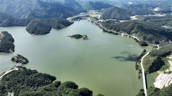 가을 녹조가 창궐한 영주호의 모습. 영주댐의 목적은 낙동강 수질개선이다. 이런 물로 낙동강 수질개선은 요원하다. 