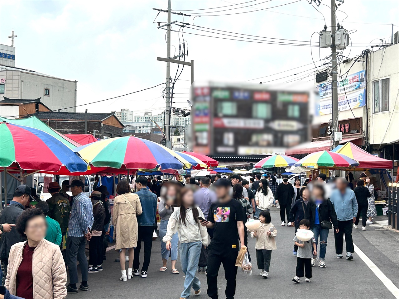  이날 예산전통시장 인근 상가에도 가족단위 나들객들로 북적였다.