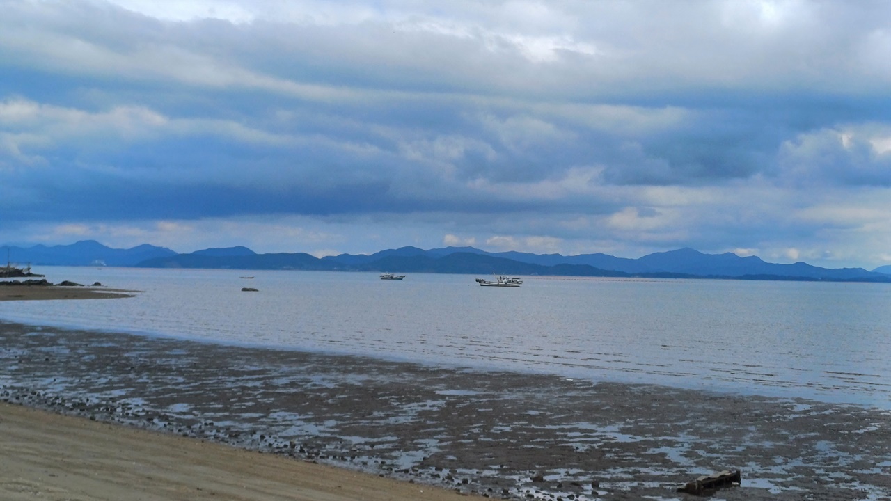 명교해변에서 보이는 고흥. 득량만이 보듬고 있는 풍경이다.