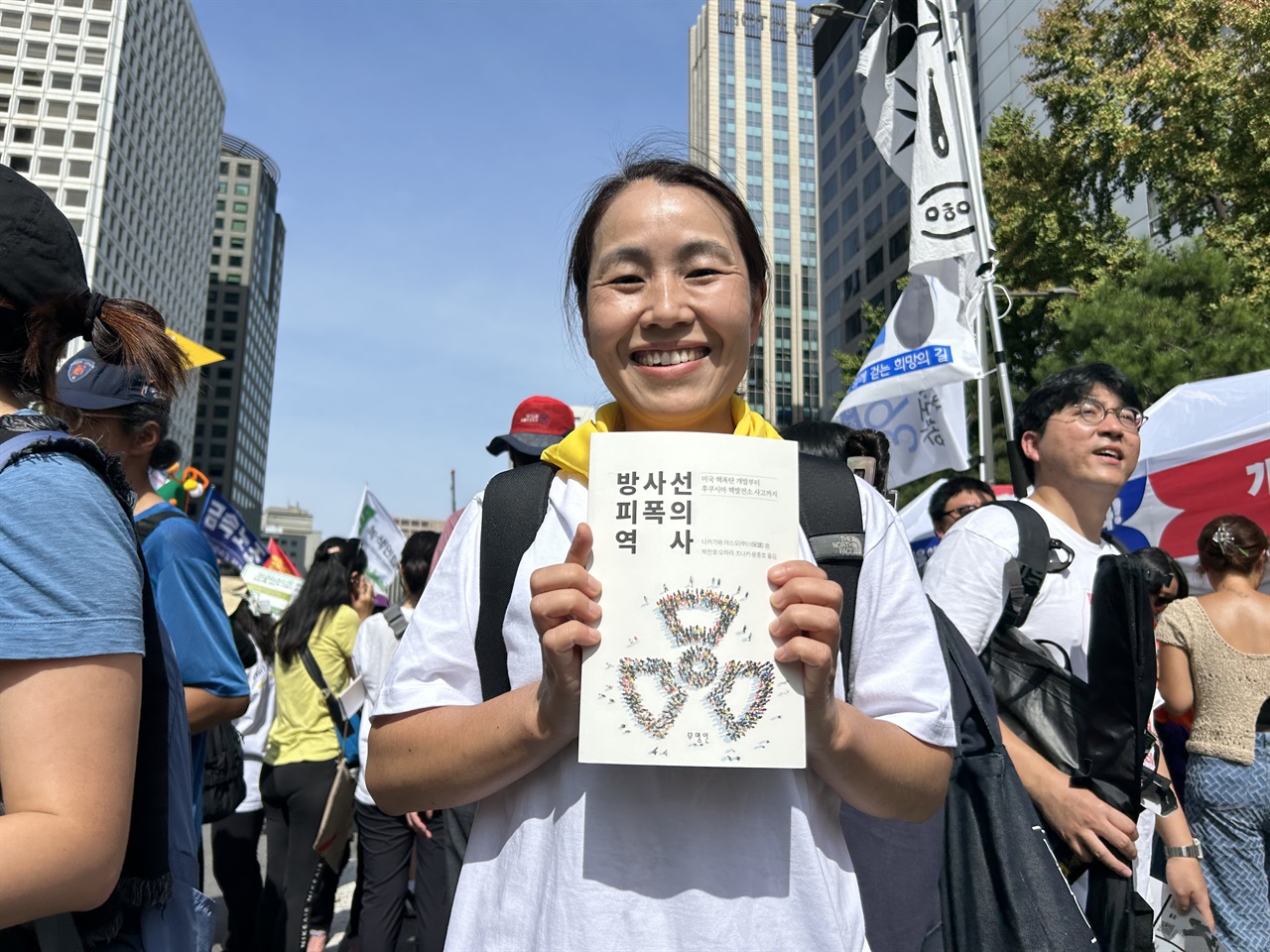 9월 23일 ‘반핵아시아포럼’ 참가자들과 9월 23일 시청 앞에서 열린 기후행동에 참여한 오하라 씨. 오하라 씨는 “핵산업계와 싸우기 위해서는 방사능피폭에 대한 이해가 필요하다”라고 말한다. 