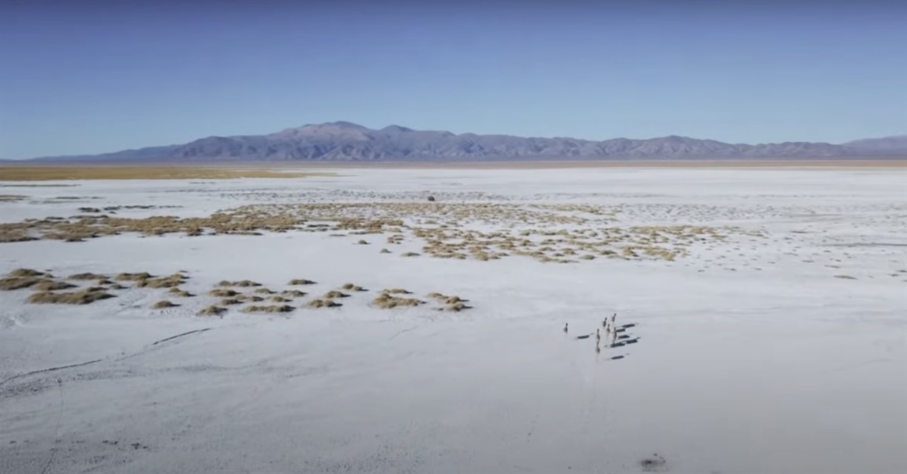 아르헨티나의 소금사막 살라르그란데의 모습. '리튬이라는 이름으로' 다큐멘터리 캡쳐