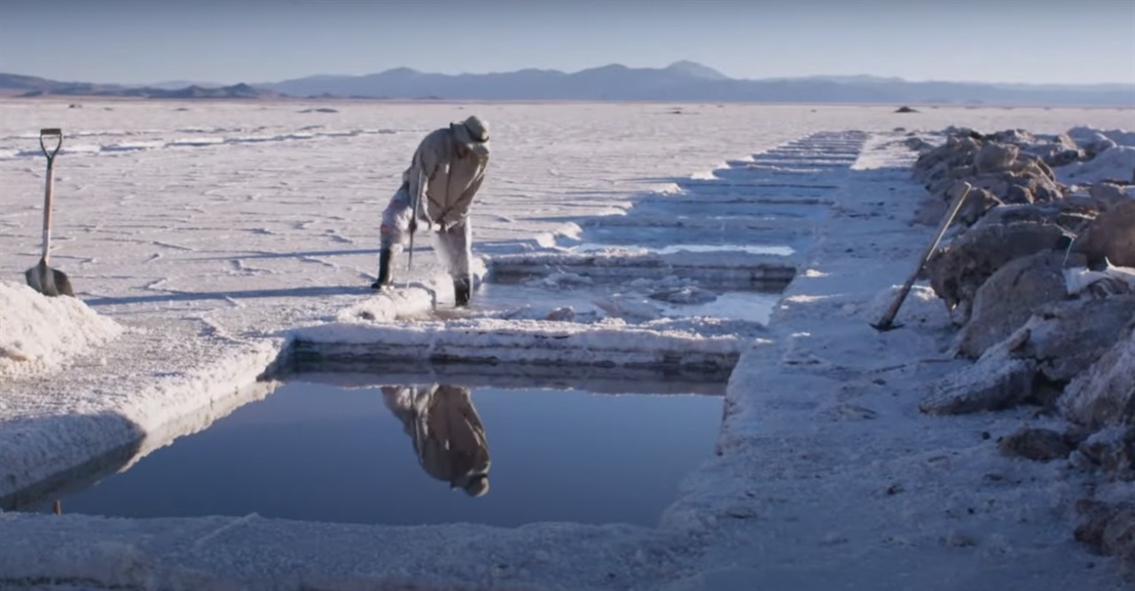 소금사막은 주민들이 전통적인 방식으로 소금을 채취하며 살아가는 삶의 터전이다. '리튬이라는 이름으로' 다큐멘터리 캡쳐