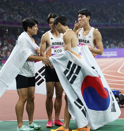  3일 중국 항저우 올림픽 스포츠센터에서 열린 2022 항저우 아시안게임 남자 400ｍ 계주 결선에서 동메달을 차지한 대한민국 김국영, 고승환, 이정태, 이재성이 기뻐하고 있다. 