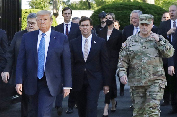 2020년 6월 1일, 당시 도널드 트럼프 대통령은 워싱턴의 세인트존스 교회 밖을 방문하기 위해 백악관을 나서는 모습. 왼쪽부터 트럼프 대통령 뒤로 윌리엄 바 법무장관, 마크 에스퍼 국방장관, 마크 밀리 합참의장이 걸어가고 있다.