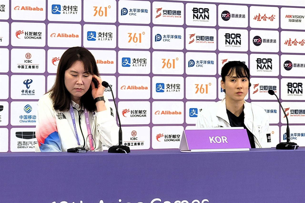  3일 한일전 패배 직후 기자회견에 나선 정선민 감독(왼쪽)과 김단비 선수.